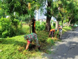 Guyub Rukun, Babinsa Manahan Bersama Warga Gotong Royong Bersihkan Lingkungan
