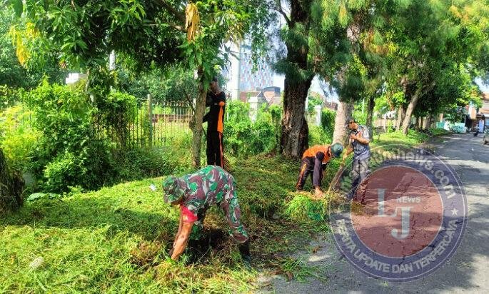 Guyub Rukun, Babinsa Manahan Bersama Warga Gotong Royong Bersihkan Lingkungan