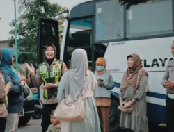 Peringati Hari Kartini, Srikandi Satlantas Polres Gresik Bagi Mawar dan Helm untuk Pemohon SIM Perempuan