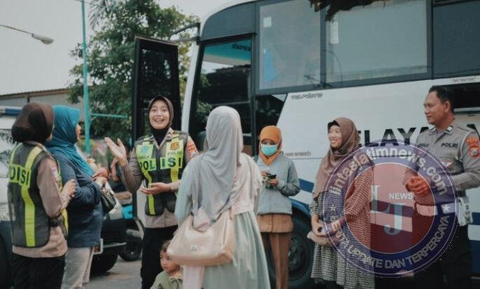 Peringati Hari Kartini, Srikandi Satlantas Polres Gresik Bagi Mawar dan Helm untuk Pemohon SIM Perempuan