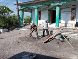 Gotong Royong Babinsa dan Warga Renovasi Mushola Al-Muta’alim