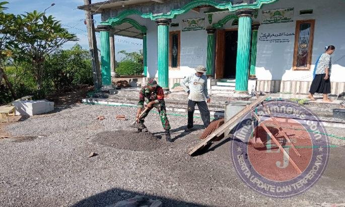 Gotong Royong Babinsa dan Warga Renovasi Mushola Al-Muta’alim