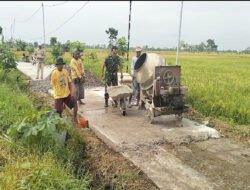 Demi Akses Lebih Baik, Babinsa dan Warga Kaibon Kompak Rabat Jalan Desa