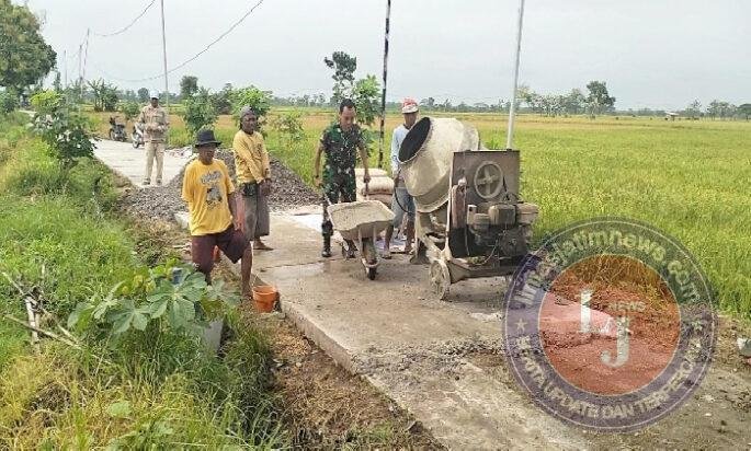 Demi Akses Lebih Baik, Babinsa dan Warga Kaibon Kompak Rabat Jalan Desa