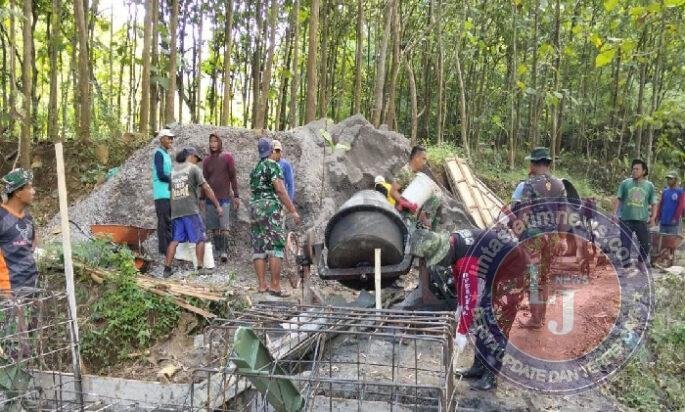 Medan Sulit Lokasi Pembangunan Jembatan Perintis Garuda di Ponorogo, TNI dan Rakyat Tetap Semangat Bekerja
