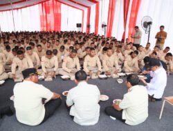 Hangat dan Sederhana, Momen Makan Siang Mendagri Bersama Praja IPDN di Tengah Tugas Kemanusiaan