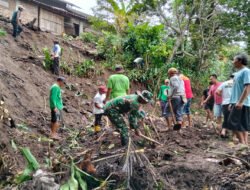 Gotong Royong Usai Longsor, TNI dan Warga Tileng Bersatu Pulihkan Jalan Harapan