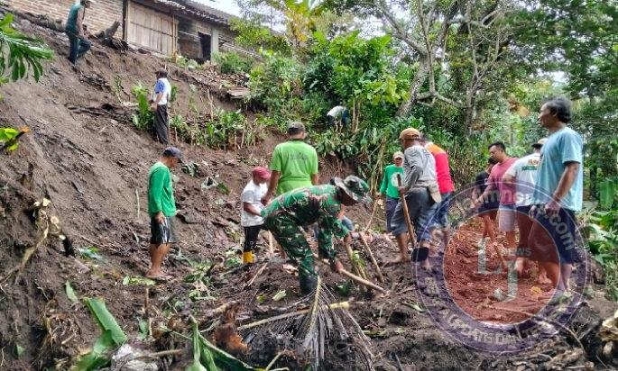 Gotong Royong Usai Longsor, TNI dan Warga Tileng Bersatu Pulihkan Jalan Harapan