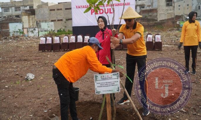Bhayangkari Polrestabes Surabaya Hijaukan Lingkungan Asrama Polisi Koblen