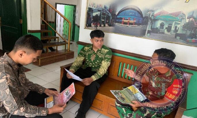 Terima Kunjungan Siswa SMK Warga di Koramil 04/Jebres, Sertu Budiono Sosialisasikan Penerimaan Prajurit TNI