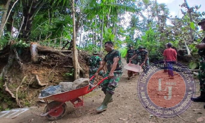 Satgas TMMD dan Warga Wonorejo Semangat Kerjakan Rabat Jalan