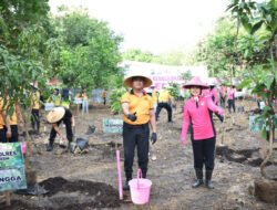 Hijaukan Gresik, Yayasan Kemala Bhayangkari Tanam Puluhan Pohon Produktif di Asrama Randuagung