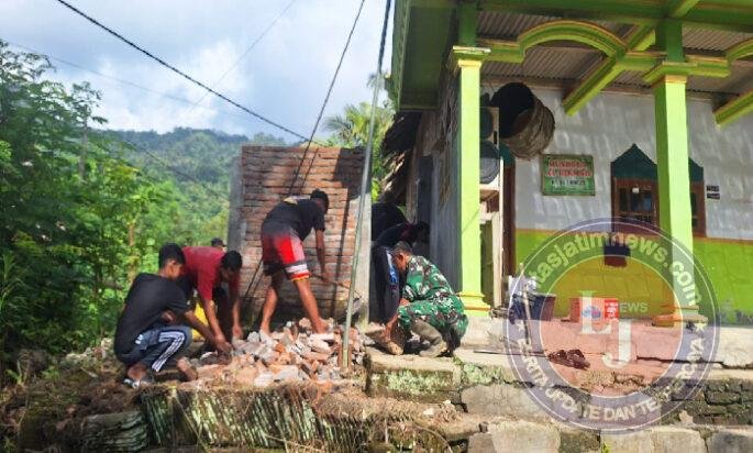 Sediakan Sarana Sanitasi, Satgas Bangun MCK di Lingkungan Musala
