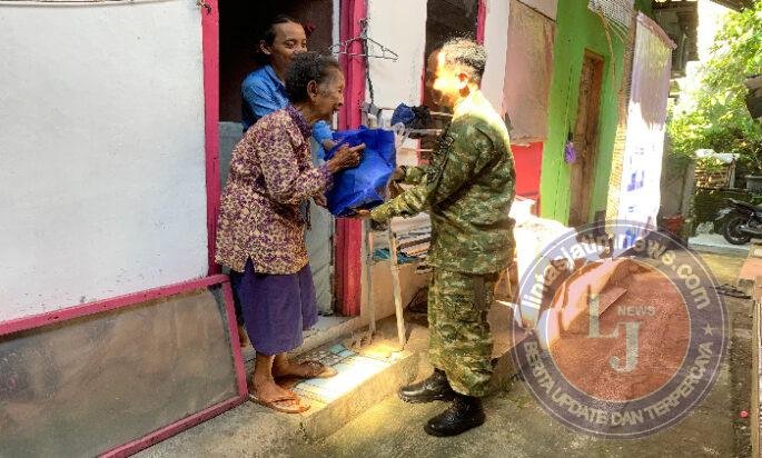 ”Jum’at Berkah” Wujud Nyata Kepedulian Babinsa Kepatihan Wetan Kepada Warga Binaanya