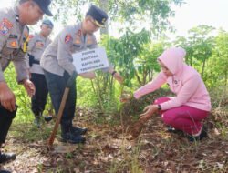 Polres Trenggalek Tanam Ratusan Pohon Beringin di Lahan Kritis Jaga Sumber Air