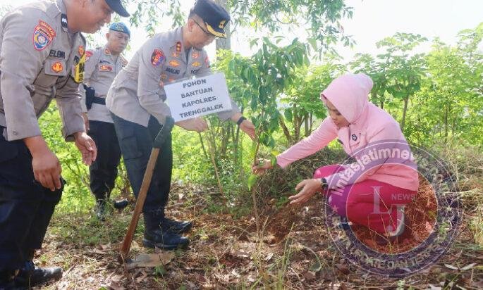 Polres Trenggalek Tanam Ratusan Pohon Beringin di Lahan Kritis Jaga Sumber Air