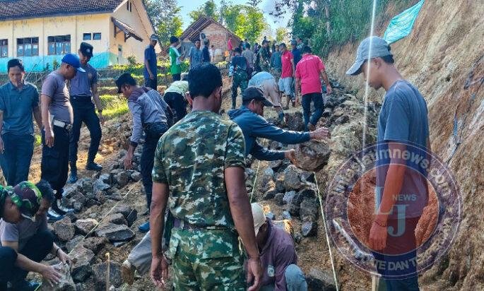 Gelar Karya Bhakti TNI Satkowil 2026, Kodim 0801/Pacitan Tingkatkan Infrastruktur Perbaikan Jalan