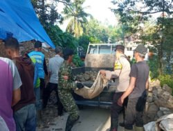 Babinsa dan Warga Tileng Bergotong Royong Bersihkan Longsor Susulan di Pokolimo
