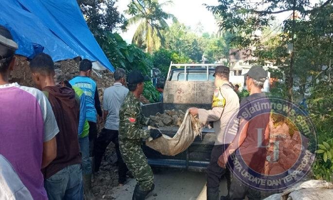 Babinsa dan Warga Tileng Bergotong Royong Bersihkan Longsor Susulan di Pokolimo
