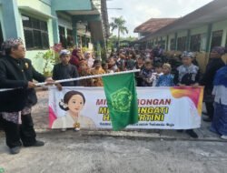 Guru dan Siswa MIN 2 Lamongan Memperingati Hari Kartini dengan Pawai Ta’aruf