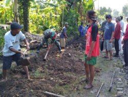 Babinsa Krebet Ajak Warga Bersatu Bersihkan Lingkungan