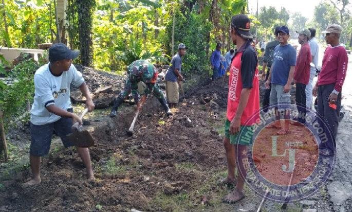 Babinsa Krebet Ajak Warga Bersatu Bersihkan Lingkungan