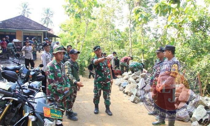 Cegah Longsor, Satgas Perkuat Bangunan Tanggul Penahan Jalan