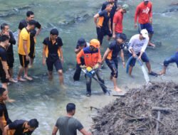 Gerakan Indonesia ASRI : Polres Ngawi Bersihkan Aliran Sungai di Jembatan Purba