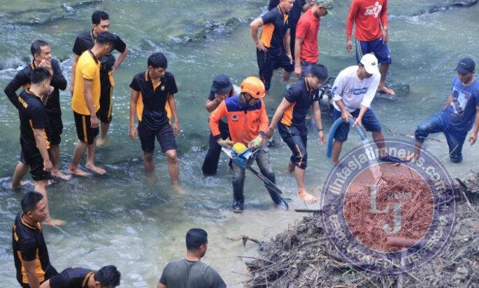 Gerakan Indonesia ASRI : Polres Ngawi Bersihkan Aliran Sungai di Jembatan Purba