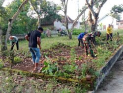 Aktif Bantu Warga, Babinsa Kodim Ponorogo Ikut Kerja Bakti Bersihkan Lingkungan