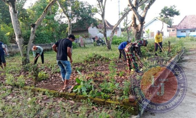 Aktif Bantu Warga, Babinsa Kodim Ponorogo Ikut Kerja Bakti Bersihkan Lingkungan