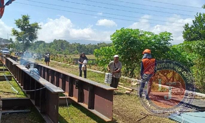 Semangat Ibu Ibu Dukung Suksesnya Pembangunan Jembatan Perintis Garuda di Ponorogo