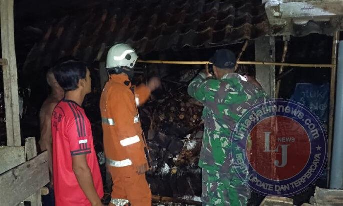 Sinergitas TNI-Polri dan Damkar Trenggalek Padamkan Kebakaran Kandang Sapi di Durenan