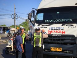 Polres Gresik Tindak Tegas Truk Nakal Langgar Jam Operasional di Pantura, Pelanggar Diputar Balik dan Diberikan Sanksi