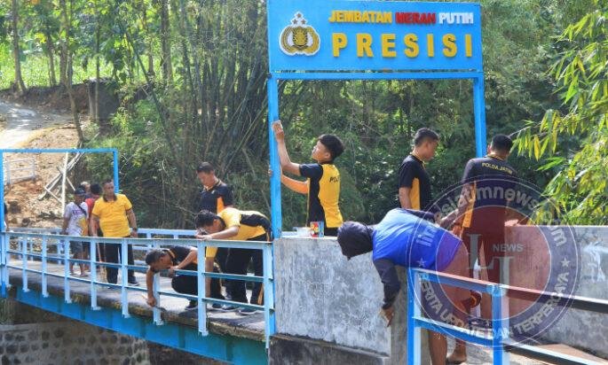 Polres Ngawi Rampungkan Perbaikan Jembatan Merah Putih Presisi di Blandongan
