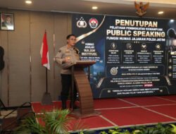Kabid Humas Polda Jatim Tutup Pelatihan Public Speaking, Tekankan Komunikasi Jujur dan Transparan