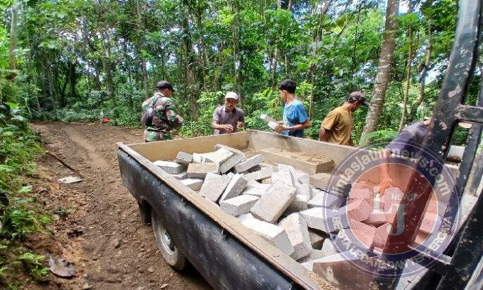 Dulu Berupa Tanah, Kini Jalan Desa Sukorejo Mulai Dipaving