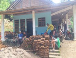 Satgas Nyatai Bareng Warga Sebelum Mengerjakan Proyek Fisik