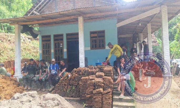 Satgas Nyatai Bareng Warga Sebelum Mengerjakan Proyek Fisik