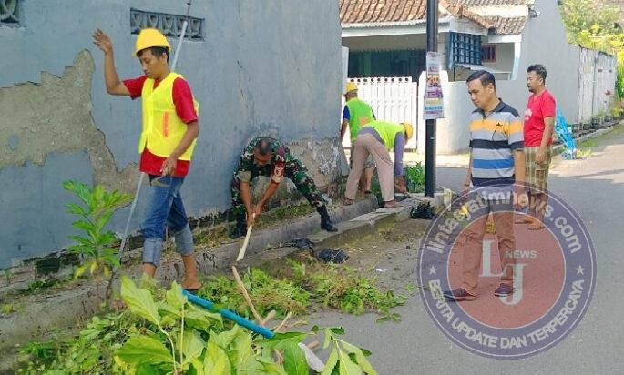 Saat Hujan Datang, Babinsa dan Warga Sogaten Bersatu Cegah Ancaman Lingkungan