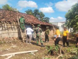 TNI dan Warga Nampu Bergotong Royong Pascaputing Beliung