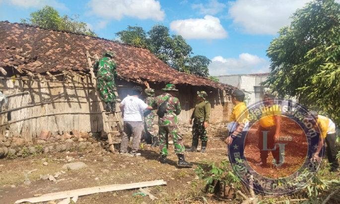 TNI dan Warga Nampu Bergotong Royong Pascaputing Beliung