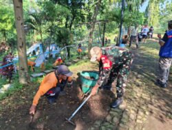 Babinsa Danusuman Bersama Warga & Petugas Kebersihan Laksanakan Kerja Bakti Bersihkan Sampah Dan Rumput Liar
