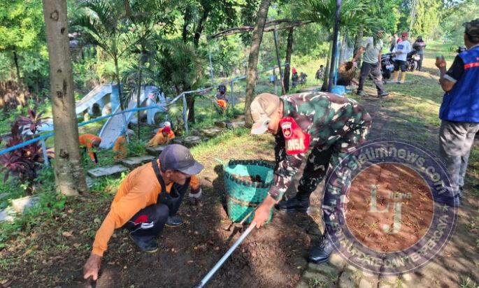 Babinsa Danusuman Bersama Warga & Petugas Kebersihan Laksanakan Kerja Bakti Bersihkan Sampah Dan Rumput Liar