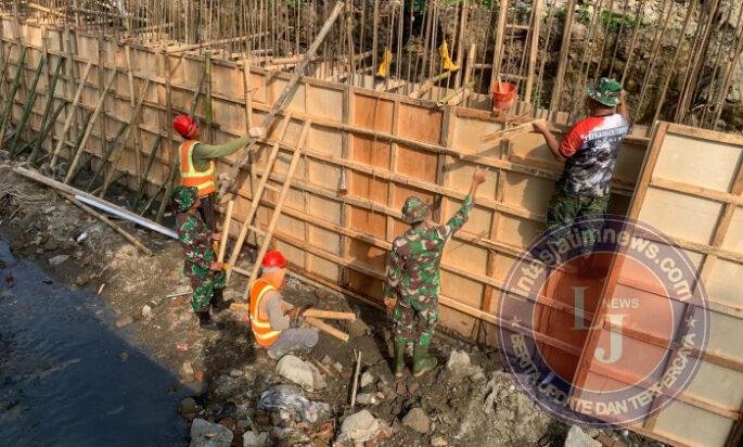 Kuat Bersama Rakyat, Koramil 04/Jebres Pelopori Semangat Gotong Royong Dalam TMMD Sengkuyung Tahap II Di Kelurahan Mojosongo