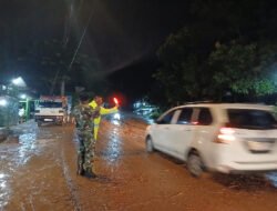 Gerak Cepat Babinsa Koramil 0801/04 Tegalombo Evakuasi Tanah Longsor di Jalan Utama Pacitan