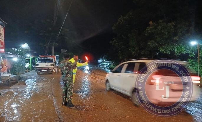 Gerak Cepat Babinsa Koramil 0801/04 Tegalombo Evakuasi Tanah Longsor di Jalan Utama Pacitan