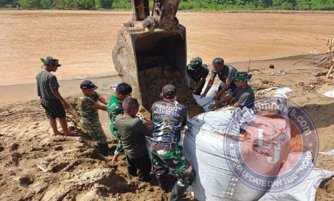 Jaga Erosi Wisata Masjid Apung Pacitan, Babinsa Lakukan Aksi Pencegahan dan Pembersihan