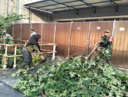 Peduli Kebersihan Lingkungan, Babinsa Serengan Bersama Linmas Serenagn Kerja Bakti