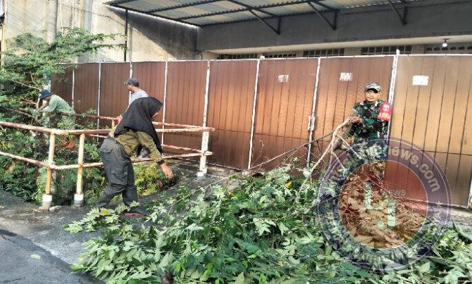 Peduli Kebersihan Lingkungan, Babinsa Serengan Bersama Linmas Serenagn Kerja Bakti